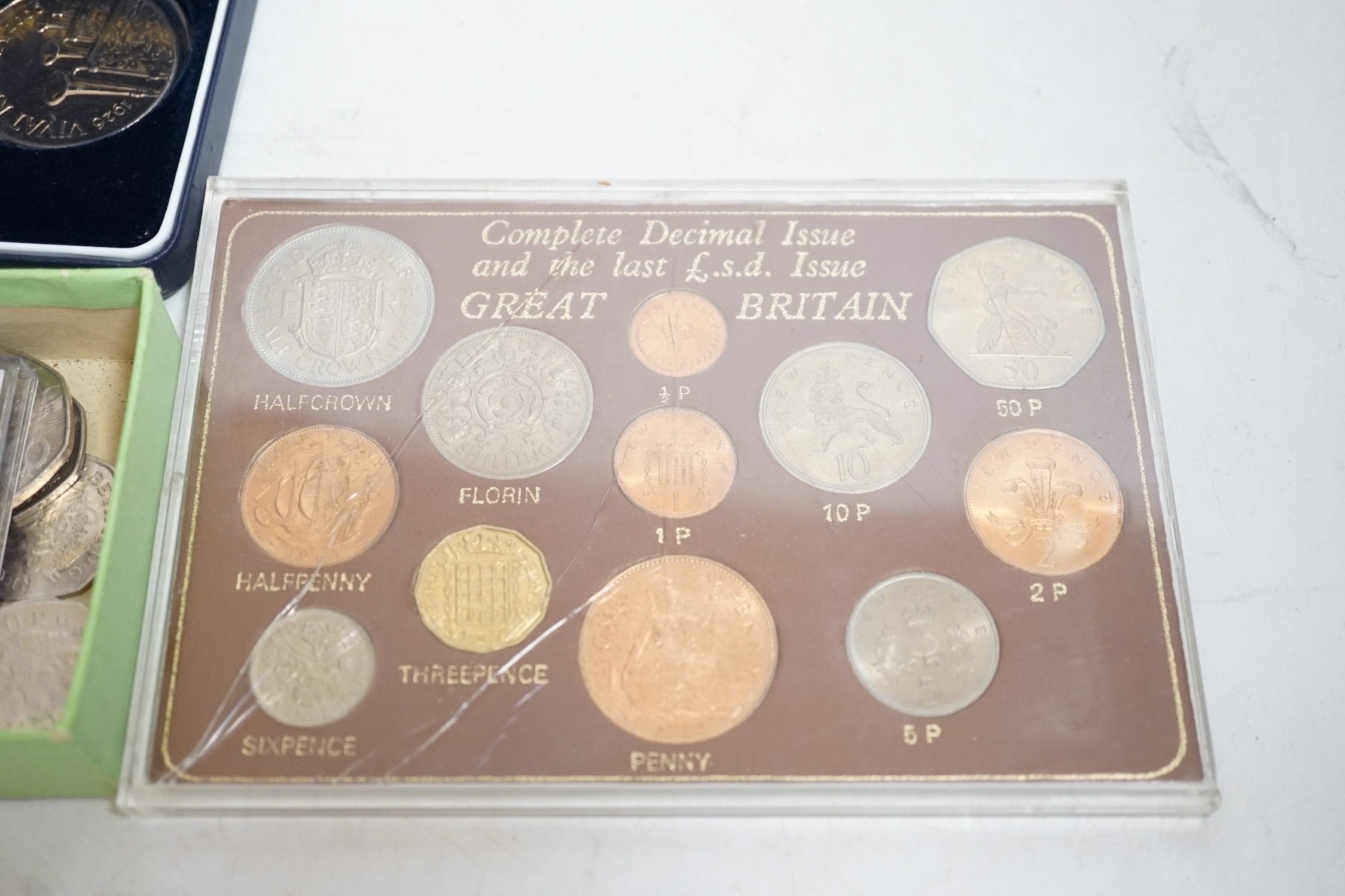 A quantity of assorted British decimal coinage, commemorative crowns, Queen Elizabeth II 80th birthday five pound pair, etc. Condition - fair